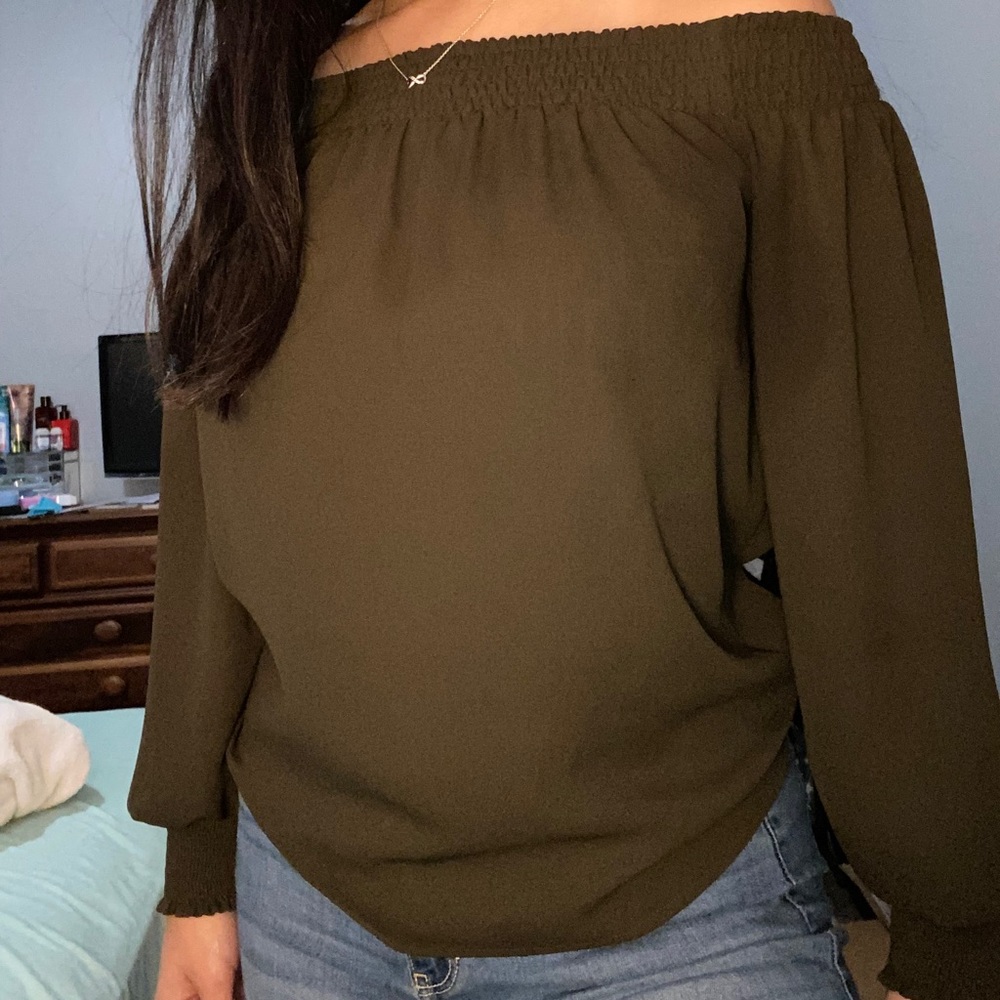 Blouse off the shoulder